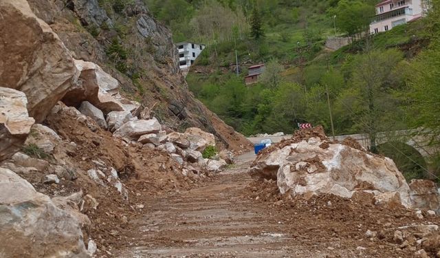Giresun’da Heyelan Nedeniyle Kapanan Yol Tek Şeritten Trafiğe Açıldı