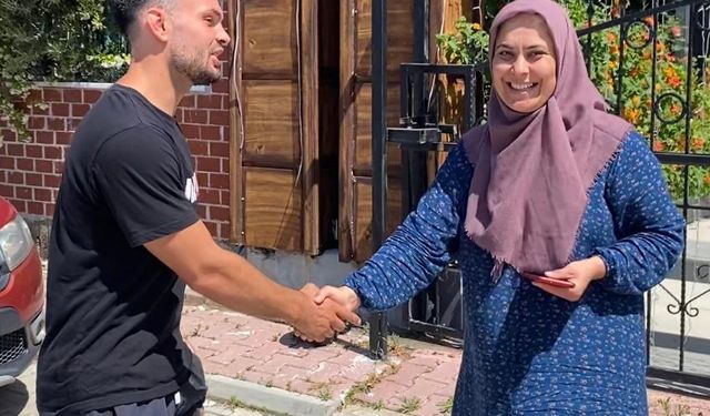 Moldovalı turist, bulduğu telefonu sahibine teslim etti