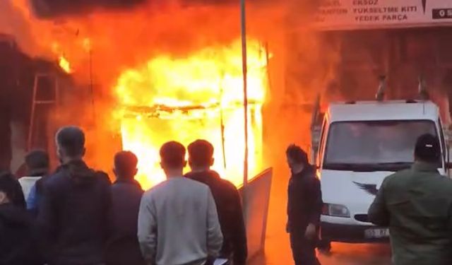 Rize'de oto döşemecide yangın