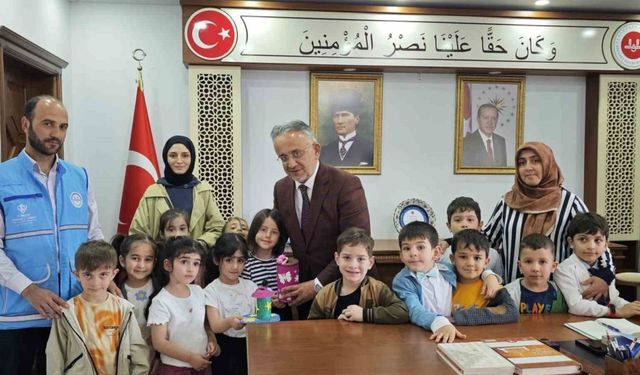 Bayburtlu minikler kumbaralarındaki parayı yetimlerle paylaştı