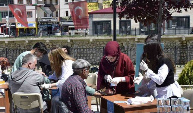 Bayburt’ta ‘Hipertansiyon Günü’ kapsamında vatandaşların tansiyonları ölçüldü