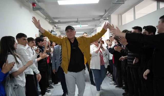 Emekliye ayrılan 45 yıllık öğretmene veda: Öğrenciler koridorda sıralandı, alkışlarla uğurladı