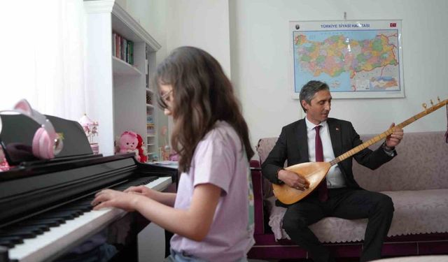 Evde öğrenim gören öğrenciye bağlamalı destek: Minik Nursima’nın piyano resitaline müdür bağlamasıyla eşlik etti