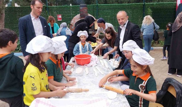 Minik eller okul bahçesinde hamur açıp kıymalı pide hazırladılar