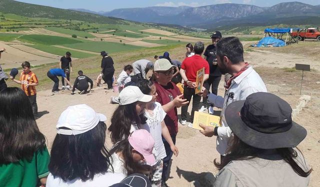 Oymaağaç Höyüğü’nde öğrencilere arkeoloji deneyimi