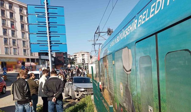 Samsun’da kırmızı ışık ihlali yapan otomobil tramvay ile çarpıştı