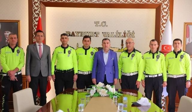 Trafik polisleri başarı belgesiyle ödüllendirildi