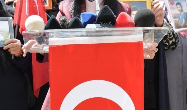Anneler Günü’nde Diyarbakır’da Duygusal Anlar: Evlat Nöbetindeki Ailelere Destek Yağdı