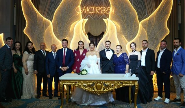 Milli Sporcu Busenaz Sürmeneli Kız Kardeşinin Nikâh Şahidi Oldu