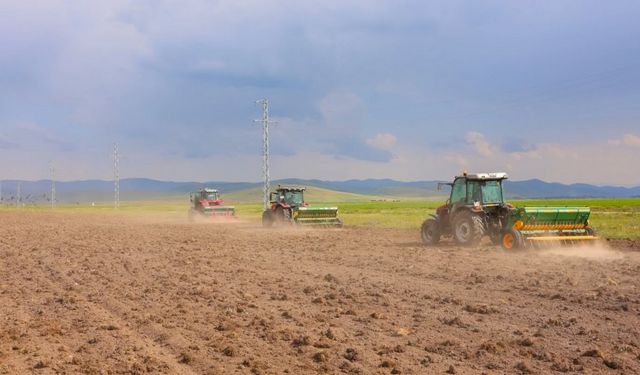 Bayburt’ta 300 dekar mera alanında ekim ve gübreleme çalışması yapıldı