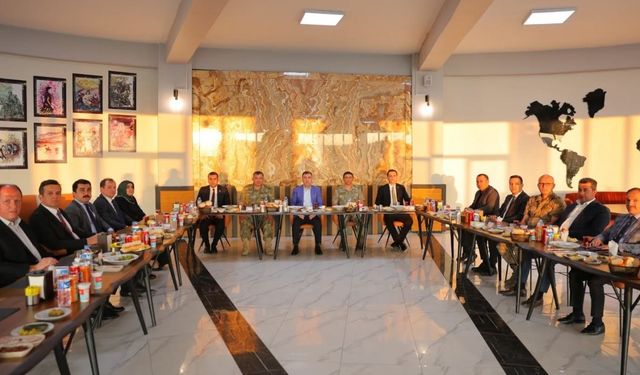 Bayburt’ta garnizon komutanı ve 2 ilçenin kaymakamları için veda yemeği düzenlendi