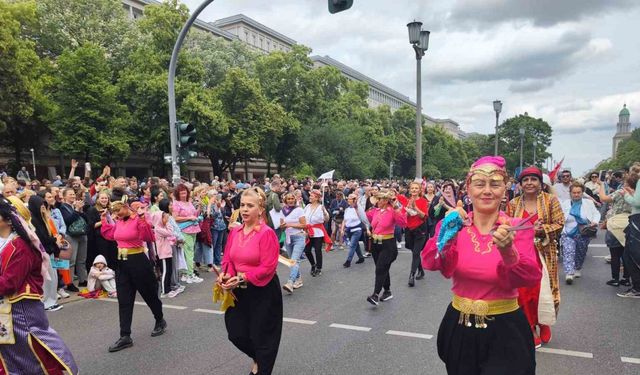 Berlin Kültürler Karnavalı’nda renkli görüntüler