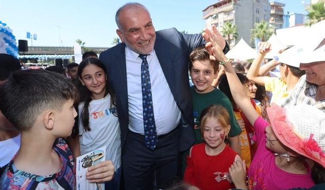Canik’te camiler çocuklarla, çocuklar hediyelerle buluşuyor