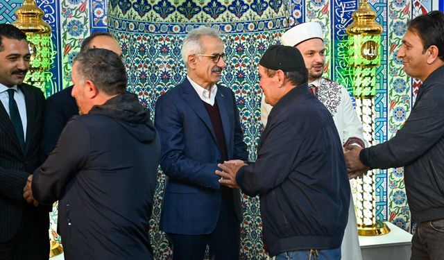 Bayram namazını Çayırbağı’nda hemşehrileri ile kıldı