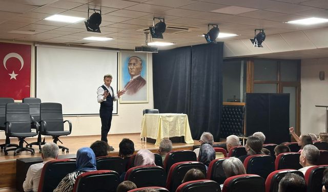 Of’ta öğretmenlerden tiyatroya alkış: “Sevgili Doktor” büyük beğeni topladı