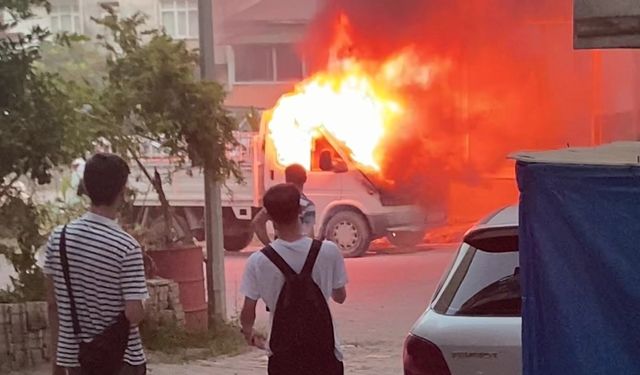 Park Halindeki Kamyonet Alev Aldı! Etrafa Da Sıçradı..