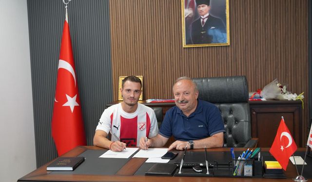 Sebat Gençlikspor Orta Sahasını Güçlendirdi: Talha Özcan İmzayı Attı
