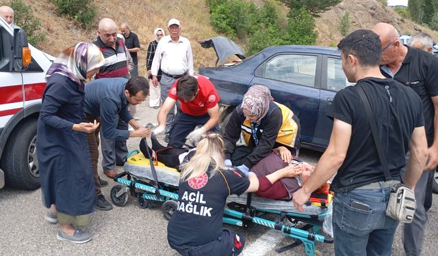 Virajı Alamayan Otomobil Yamaca Çarptı!