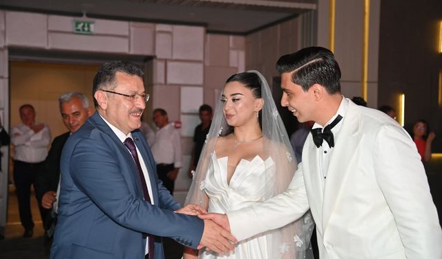 Trabzon’un İki Köklü Ailesi Dünür Oldu: Eren Adanur ve Nazlı Su Akyüz'ün Nikahı Göz Kamaştırdı