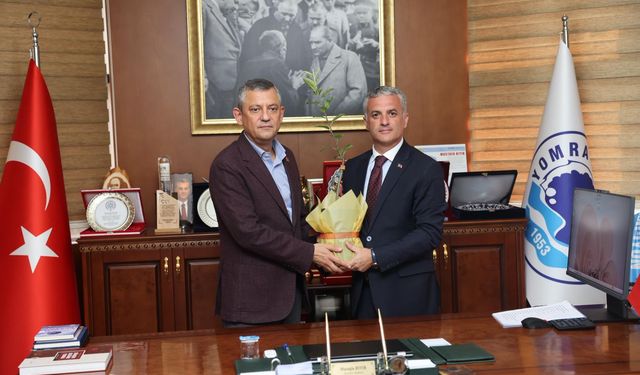 Özgür Özel’den Yomra Belediyesi’ne ziyaret: Yomra elması fidesi hediye edildi