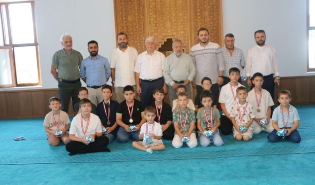 Of’ta Gururlu Anlar! Yaz Kursunda Kuran’a Geçen Öğrenciler Ödüllerini Aldı