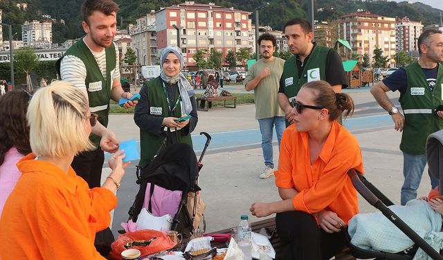 Rize Sahilinde Sürpriz Zarflar! Yeşilay’dan Bağımlılıkla Mücadeleye Duygusal Dokunuş
