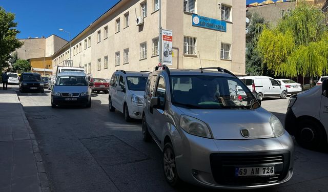 Bayburt'ta Trafik Çilesi! Yaz Dönemi Kilitledi