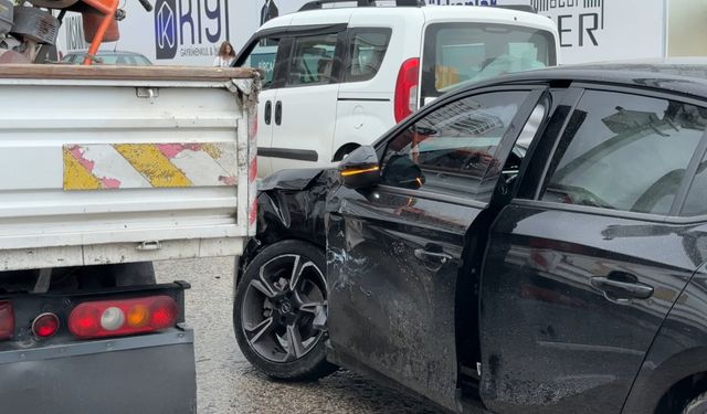 Kamyonet ile Otomobil Çarpıştı: Yaralılar Var!