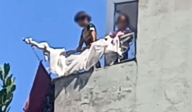Minikler Yürekleri Ağza Getirdi! Balkonda Tehlikeli Oyun
