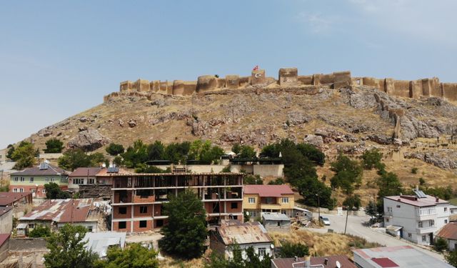 Bayburt'ta Kaleyi Gölgede Bırakan Binaya Tepki