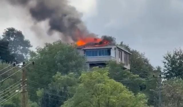 Rize'de Yangın! Çatı Küle Döndü