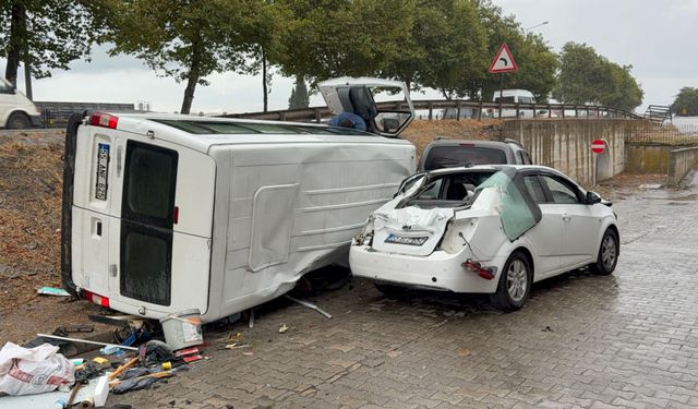 Yoldan Çıkan Minibüs 2 Araca Çarptı