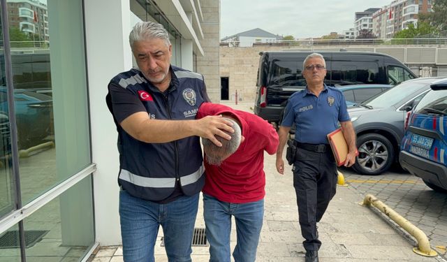 Genç Kadının Fotoğraflarını Çekti! Meydan Dayağı...