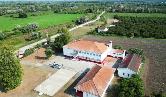Taraftarlar okulu kırmızı-beyaza boyadı