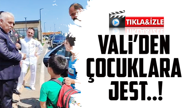 Trabzon Valisi Aziz Yıldırım, cami çıkışında çocuklara harçlıkla sürpriz yaptı