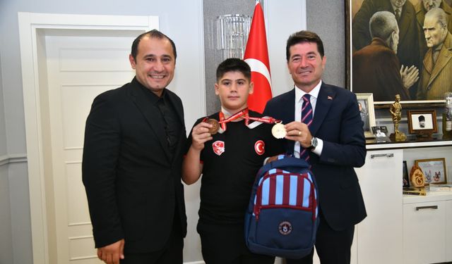 Türkiye Şampiyonu Berat Efe Keskin’den Başkan Kaya’ya Ziyaret