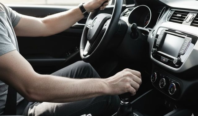 Manuel Araç Kullananlar Dikkat! Bu 10 Hata Motoru Sessizce Bitiriyor