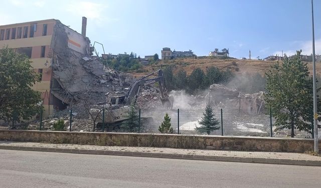 Bayburt'ta İmam Hatip Lisesi Yıkıldı