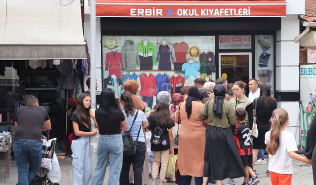 Çarşı’da okul kıyafetleri yoğunluğu