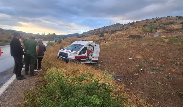 Ambulans Takla Attı! Sağlık Personelleri Yaralandı...