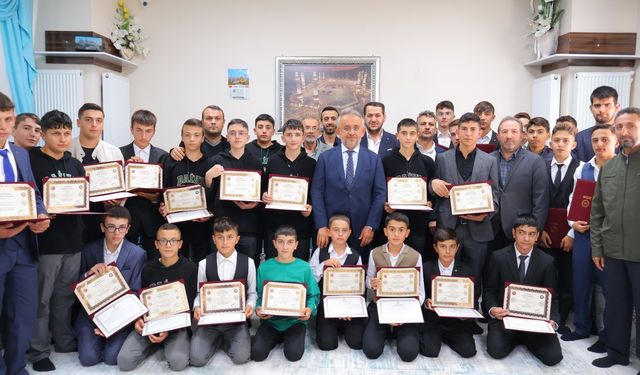 Bayburt'ta 55 Öğrenciye Hafızlık Belgesi