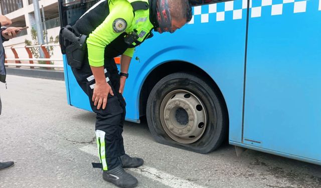 Otobüsün lastiği bomba gibi patladı, sürücünün dikkati faciayı önledi