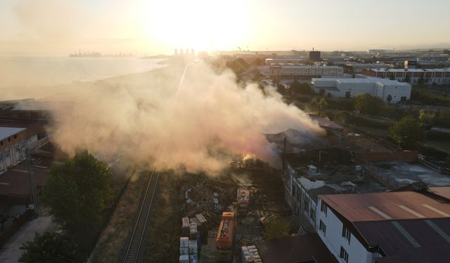 Samsun'da yangın çıkan kereste fabrikasında soğutma çalışmaları sürüyor