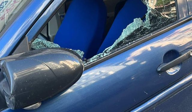 Otomobilin camını kırıp kaçan şüpheli aranıyor