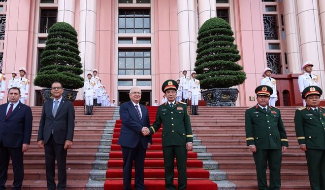 Bakan Güler, Vietnamlı mevkidaşı Phan ile görüştü