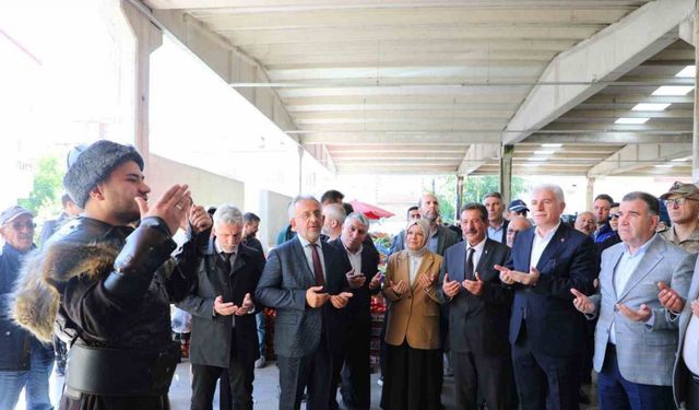 Bayburt’ta Ahilik Haftası kutlamaları kapsamında pazar yeri dualarla açıldı