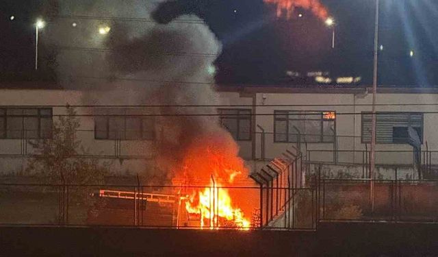 Çarşamba Cezaevi’nde park halindeki kamyonet yandı