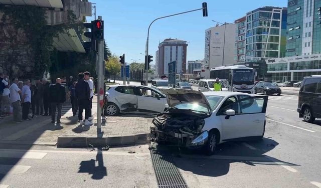 Kavşakta otomobiller çarpıştı: 1 yaralı