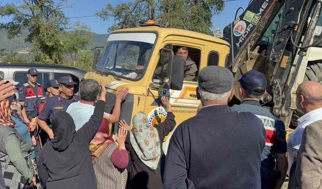 Vatandaşlar hayvan barınağına karşı iş makinesinin önünü kesti