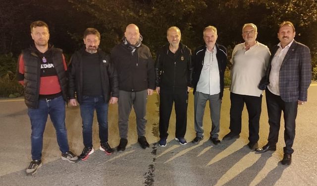 Sevilen Siyasetçi Sahaya İndi: "Tek Gerçek Dostluk"
